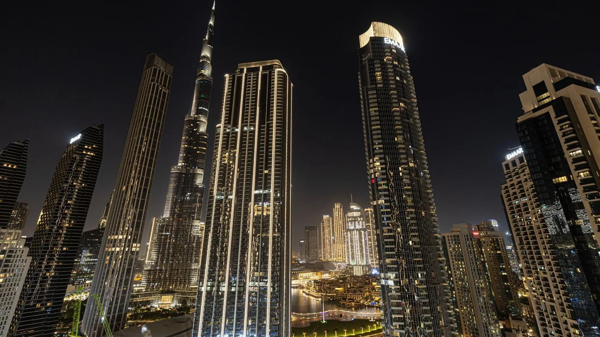 Modern Luxury Apartment Overlooking Burj Khalifa Dubai