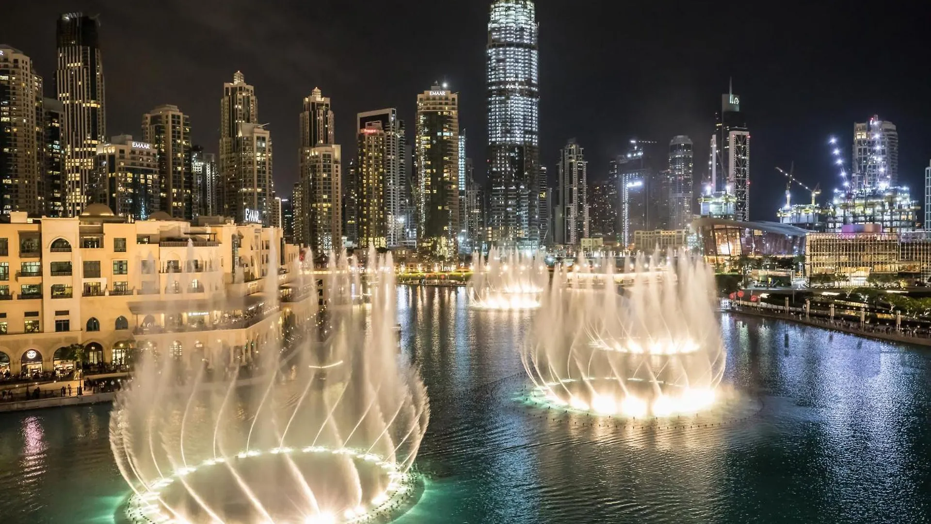 Modern Luxury Apartment Overlooking Burj Khalifa Dubai