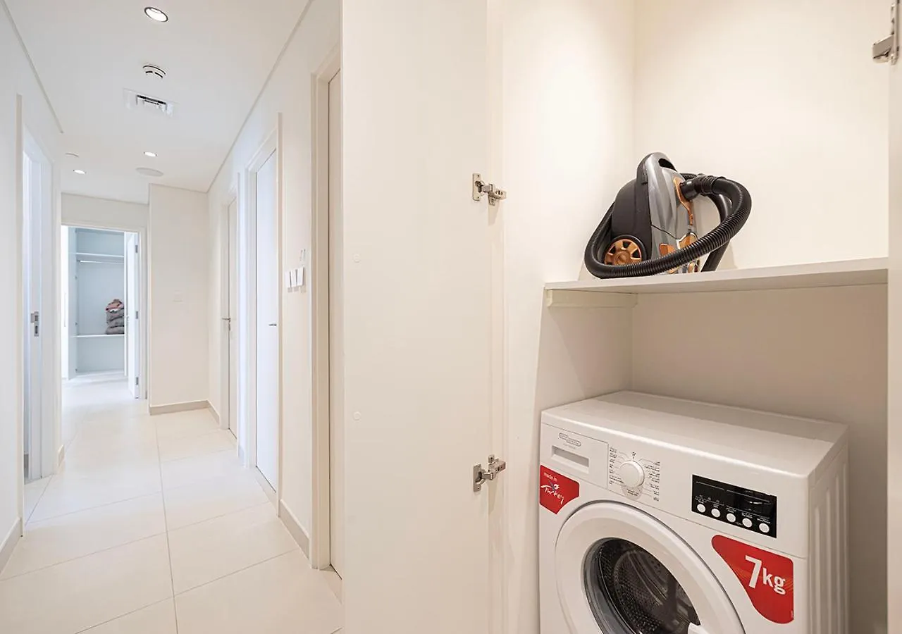 Modern Luxury Apartment Overlooking Burj Khalifa Dubai