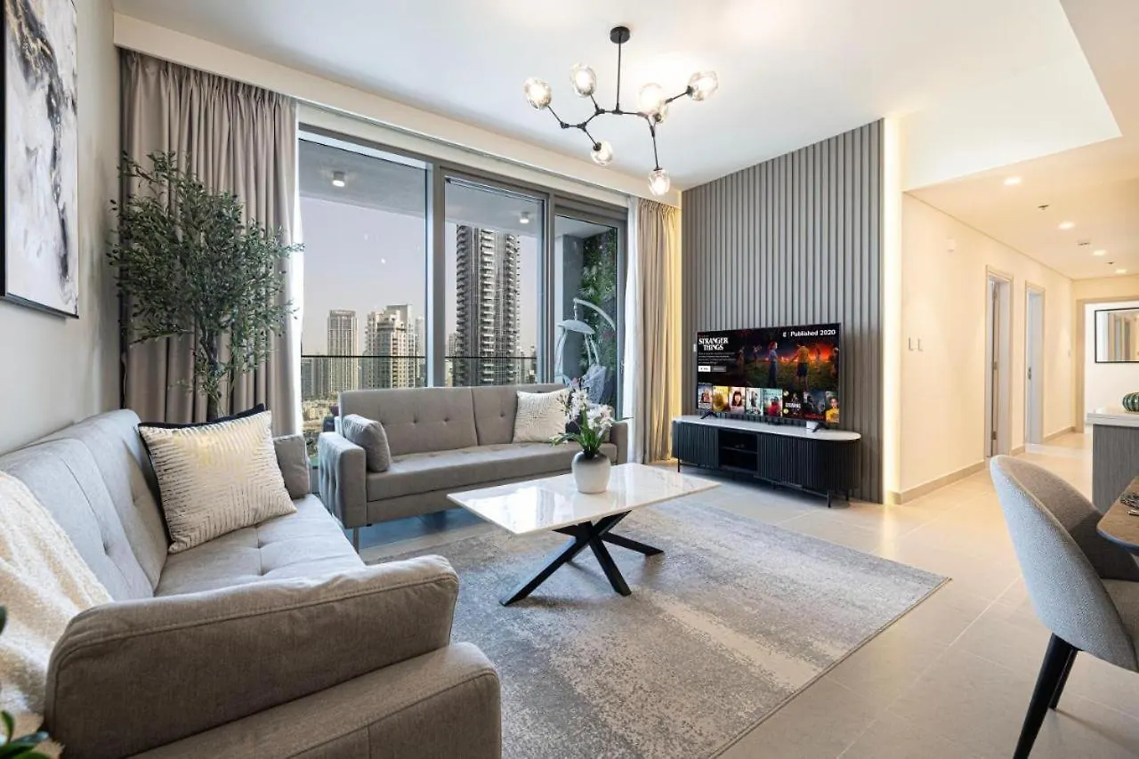 Modern Luxury Apartment Overlooking Burj Khalifa Dubai